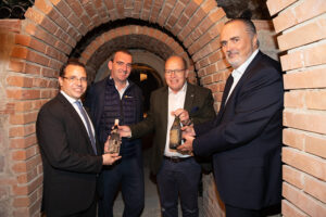 Tag der offenen Tür im Haus des Weines, Donnerskirchen: v.l.n.r.: Direktor der Wirtschaftskammer Andreas Wirth,Obmann Wein Burgenland Mag. Herbert Oschep, Weinbaupräsident Andreas Liegenfeld, Landeshauptmann Hans-Peter Doskozil im Weinarchiv des Haus des Weines